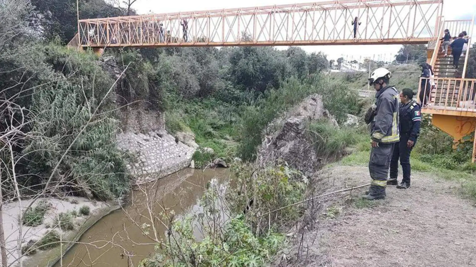 Elementos del cuerpo de Bomberos del Estado junto con policías municipales, realizan la búsqueda de un automóvil